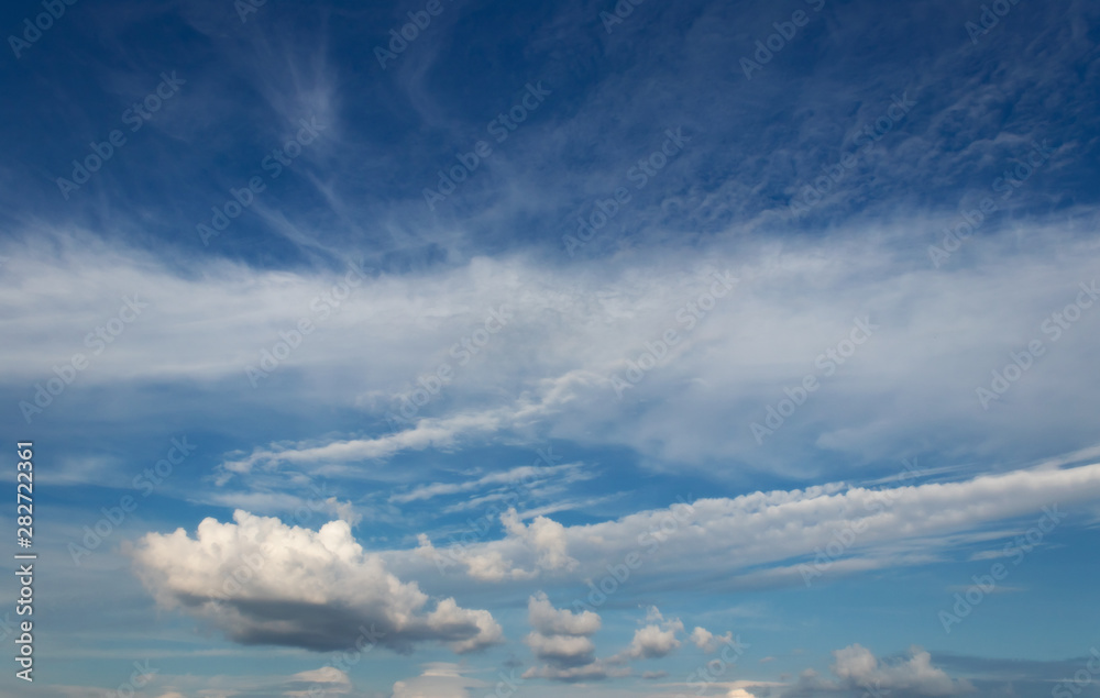Obraz premium Blue sky background with tiny clouds