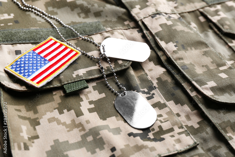 Military ID tags and US army flag patch on camouflage uniform foto de Stock  | Adobe Stock