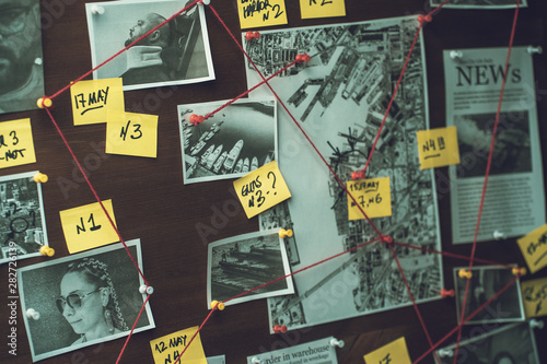 Stampa su tela Detective board with photos of suspected criminals, crime scenes and evidence wi
