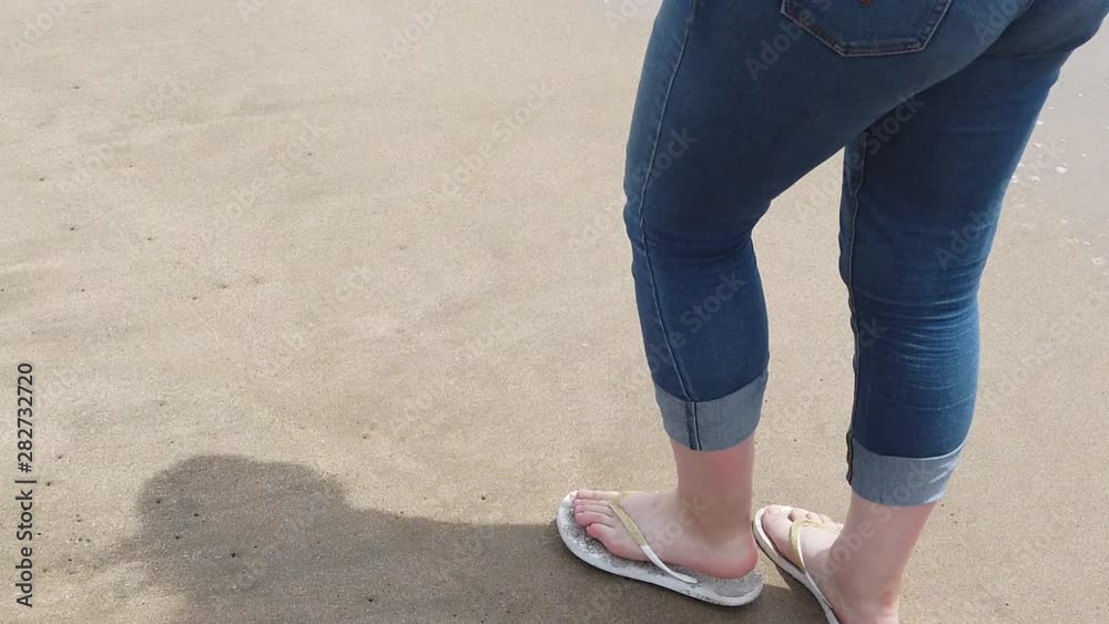 caminando sobre playa