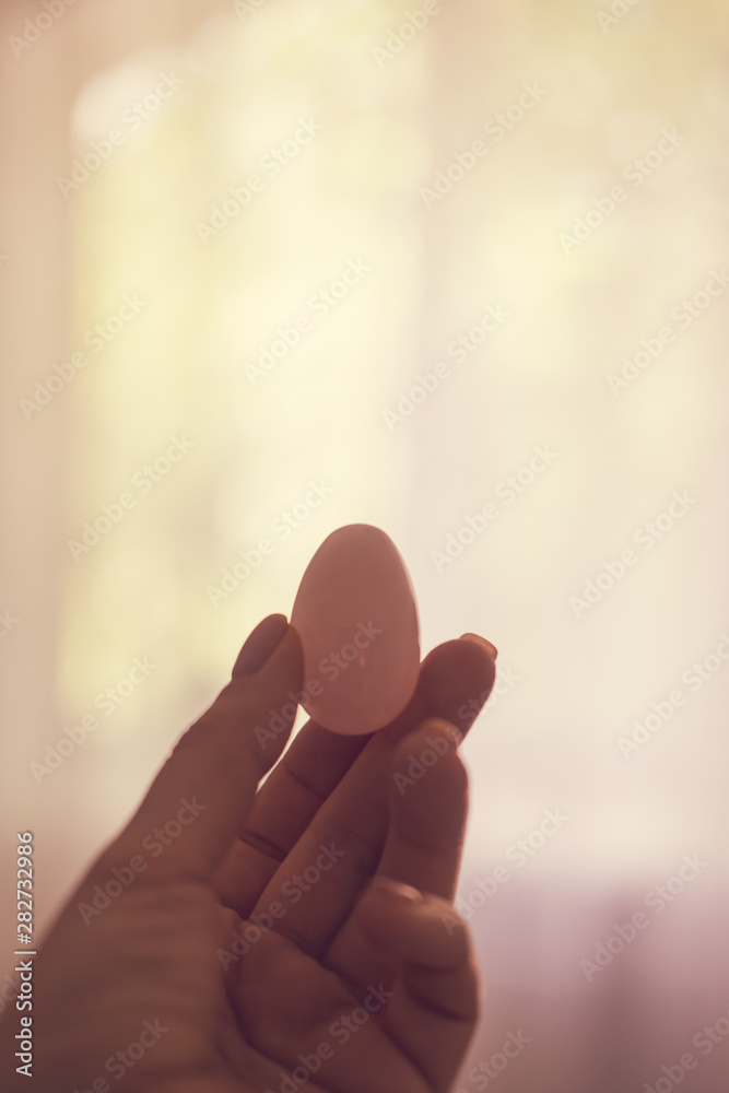 Obraz premium Woman holds yoni egg in hand