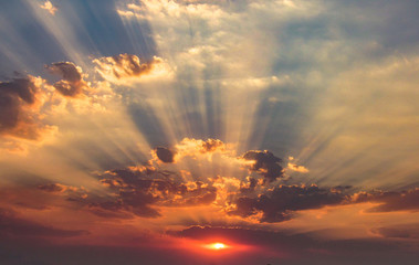 Fototapete Sonnenuntergang Spektakulärer Herbstsonnenuntergang, unglaubliche Wolken  © asaffsouza