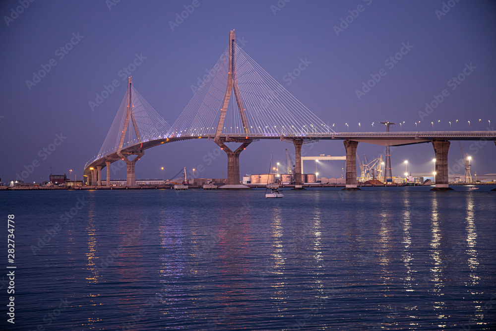 Obraz premium Sunset view of the 1812 Constitution Bridge, Cádiz, Spain