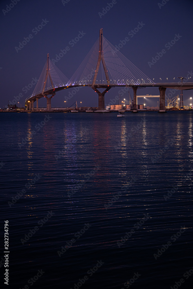 Obraz premium Night view of the 1812 Constitution Bridge, Cádiz, Spain