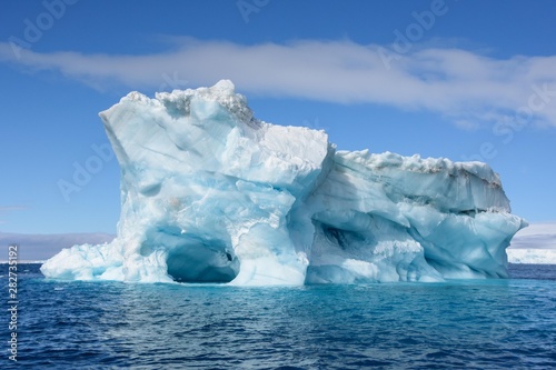 iceberg bleu et froid