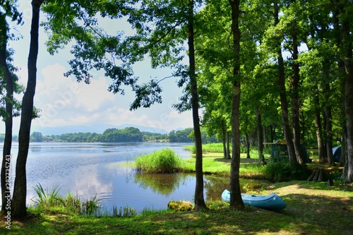 Fototapeta 夏の湖畔・カヌーのある風景