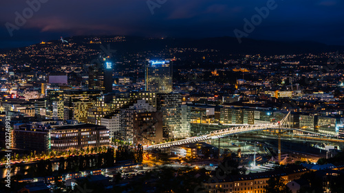 Nocny widok na Oslo stolic   Norwegii