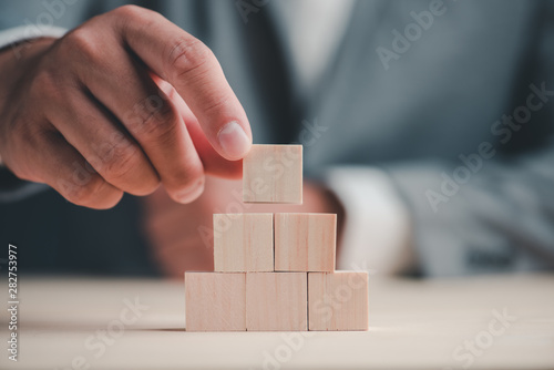 Fotografi hand stack woods block step on table