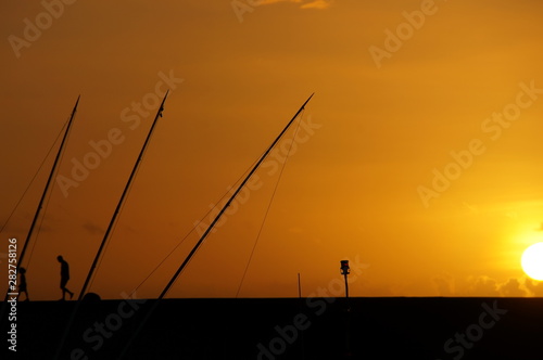 Vater und Sohn im Gegenlicht