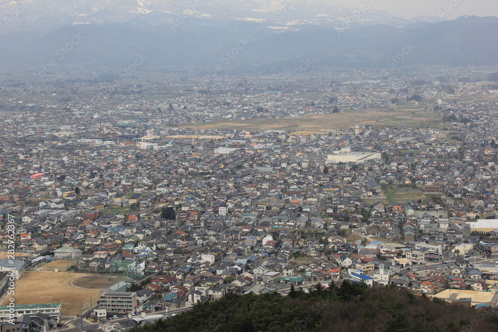信夫山から見下ろす福島市内の住宅地(福島県)