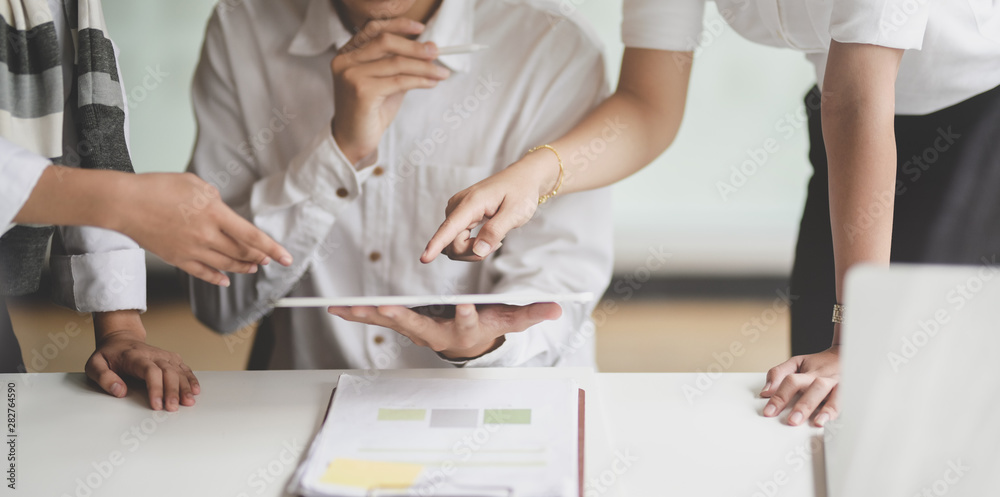 Obraz premium Close-up view of young professional business team