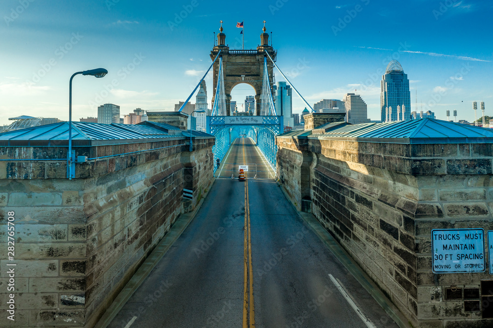 Fototapeta premium Panoramic view of Cincinnati downtown with the historic Roebling suspension bridge over the Ohio river