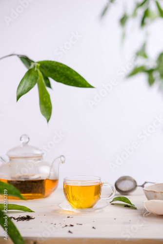 Tapety artystyczne Dried tea leaves with tea pot