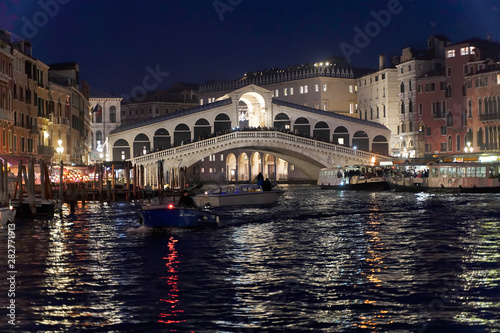 Rialto Brücke, Canal Grande bei Nacht, Venedig, Venetien, Italien © Egon Boemsch