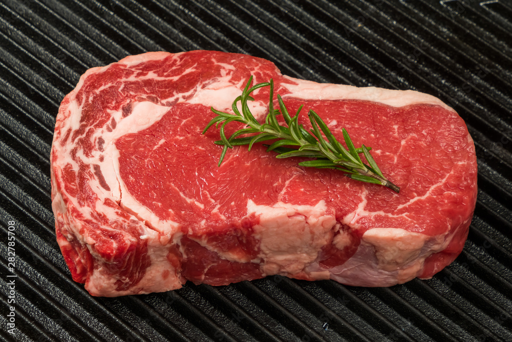 高級グリルステーキ Thick cut luxury fresh beef steak