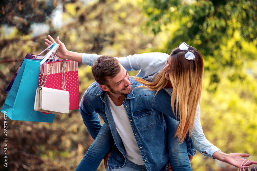 Naklejka premium Couple in shopping together
