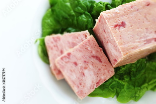 Φωτογραφία luncheon meat on lettuce with copy space
