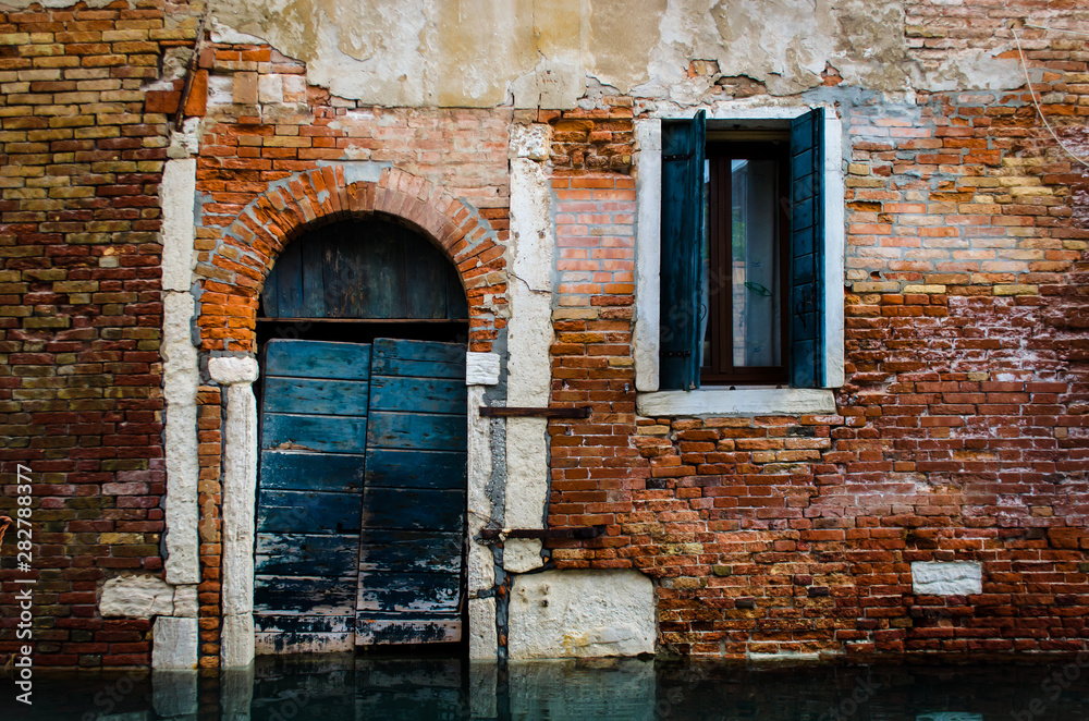 La porta d'acqua di un palazzo storico di Venezia 