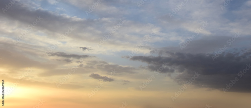 Wolkenstimmung bei Sonnenaufgang - Hintergrund 