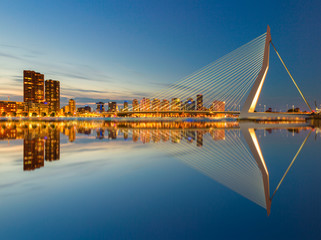 Fototapete Rotterdam Erasmusbrücke und Rotterdam Skyline bei Nacht  © Bas Meelker 