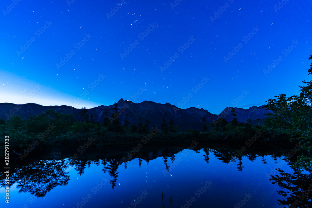 鏡平山荘(夜明け間近の鏡池からの逆さ槍ヶ岳) 鏡平山荘(夜明け間近の鏡池からの逆さ槍ヶ岳)