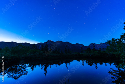 鏡平山荘（夜明け間近の鏡池からの逆さ槍ヶ岳） © camera papa