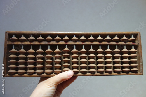五玉算盤を手に持つ