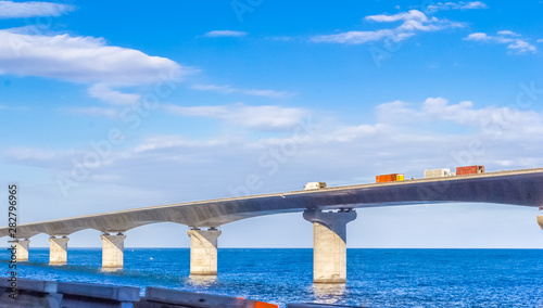 Obraz na plátně Viaduc de la nouvelle route du littoral, île de La Réunion