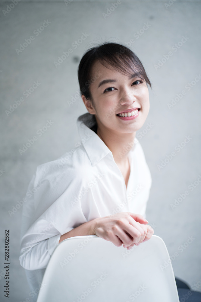 椅子に座る若い女性 椅子に座る若い女性