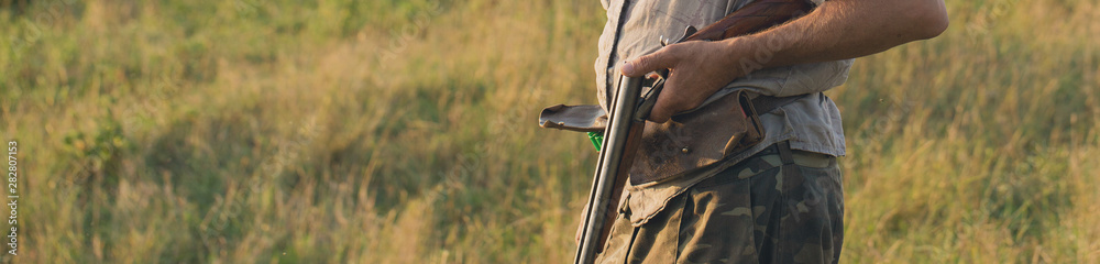 Obraz premium Hunter with a german drathaar and spaniel, pigeon hunting with dogs in reflective vests 