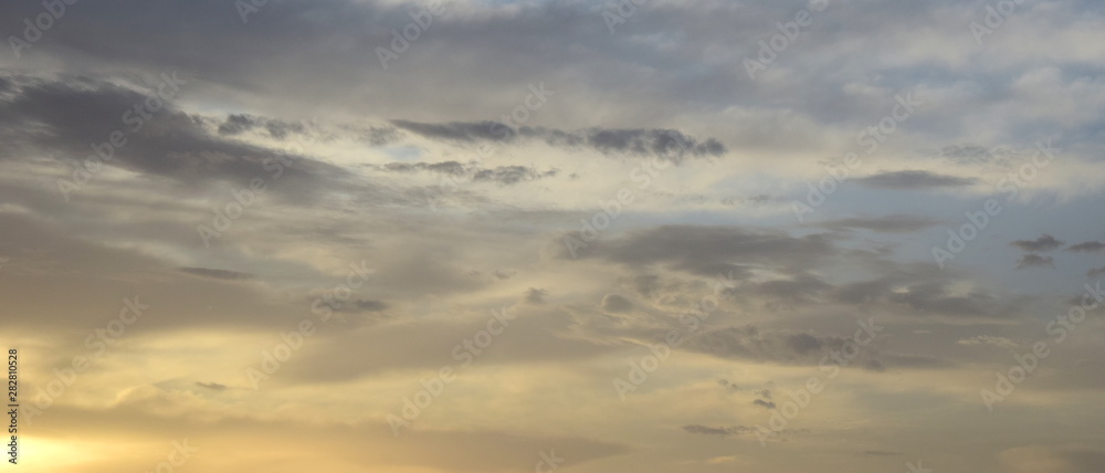 Wolkenstimmung bei Sonnenaufgang am Meer Wolkenstimmung bei Sonnenaufgang am Meer