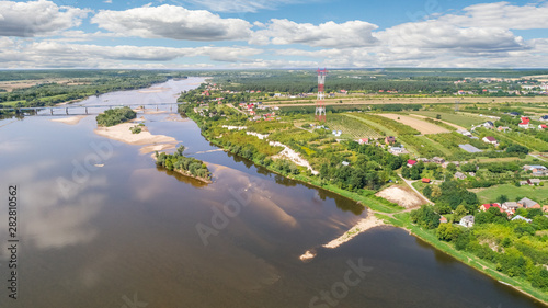 Krajobraz wiejski i rzeka Wisła widziane z lotu ptaka. Panorama z powietrza z rzeką i  polami uprawnymi.