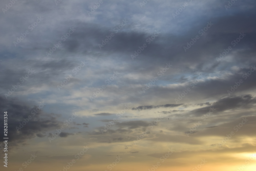 Wolkenstimmung bei Sonnenaufgang am Meer Wolkenstimmung bei Sonnenaufgang am Meer