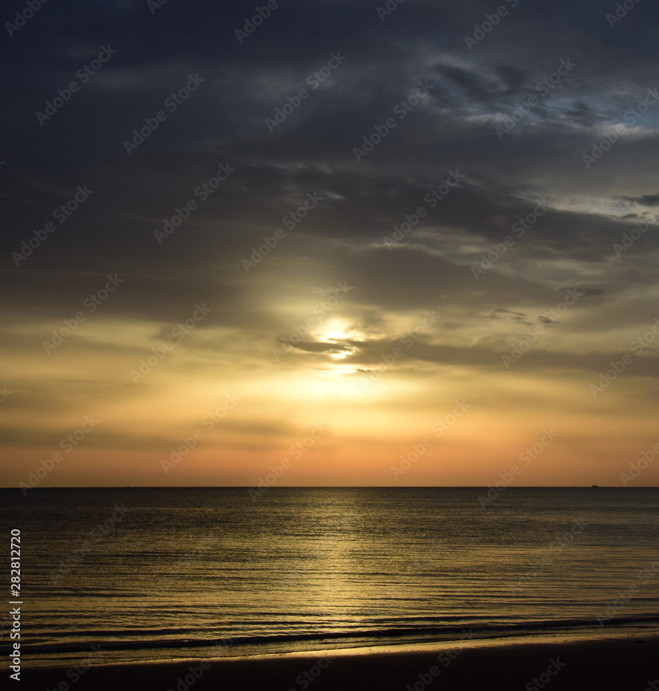 Naklejka premium Sonnenaufgang am Meer nach einer gewittrigen Nacht