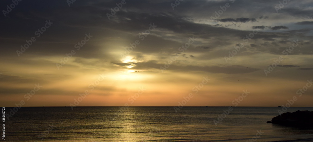 Sonnenaufgang über dem Meer nach einer Gewitternacht Sonnenaufgang über dem Meer nach einer Gewitternacht