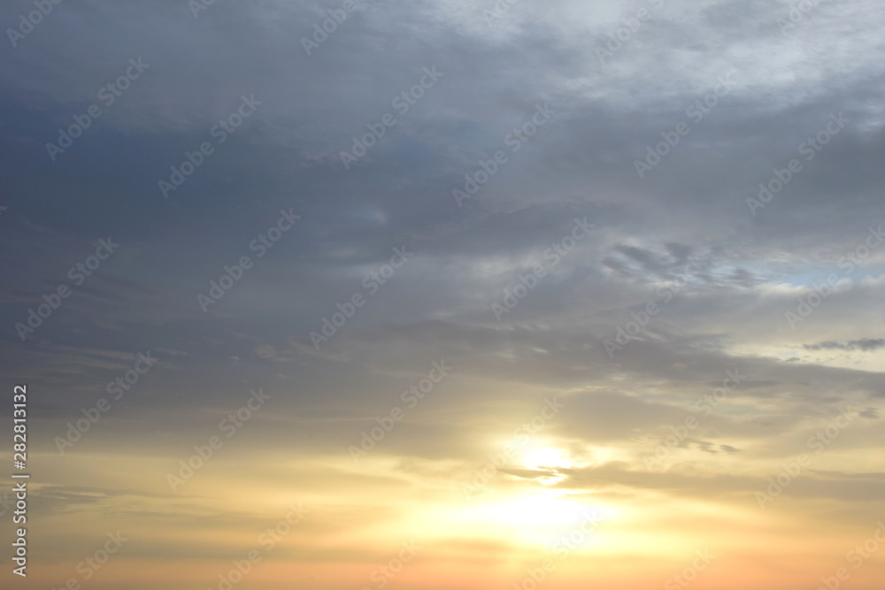 Wunderschöne Wolkenstimmung bei Sonnenaufgang am Meer