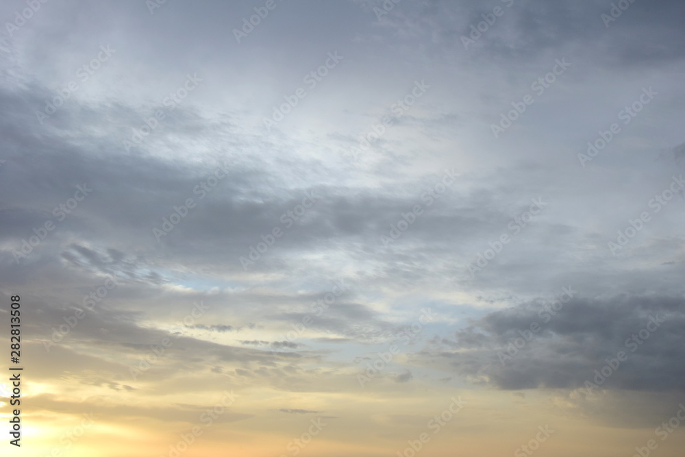 Wolkenstimmung bei Sonnenaufgang am Meer