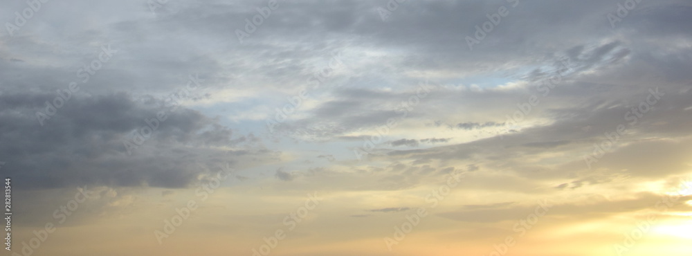 Wolken bei Sonnenaufgang über dem Meer