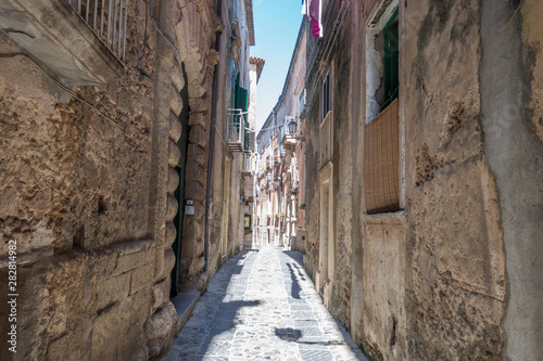 Narrow streets of Tropea in Italy © Fyle