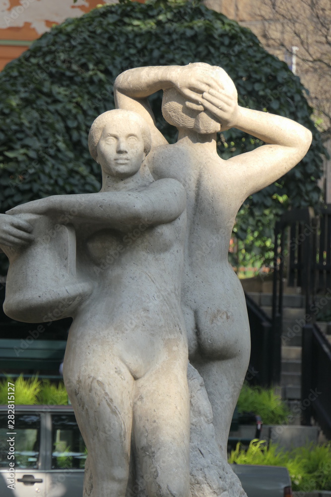 zwei Frauen Skulptur