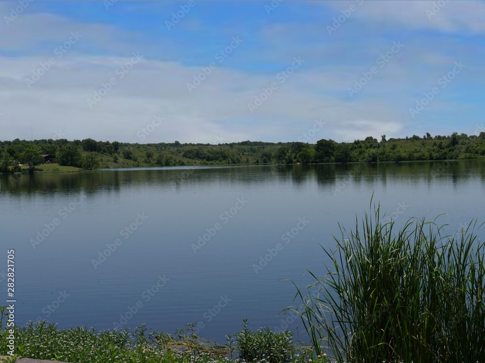 Obraz premium Veteran Lake in Sulphur, Oklahoma seen from the road