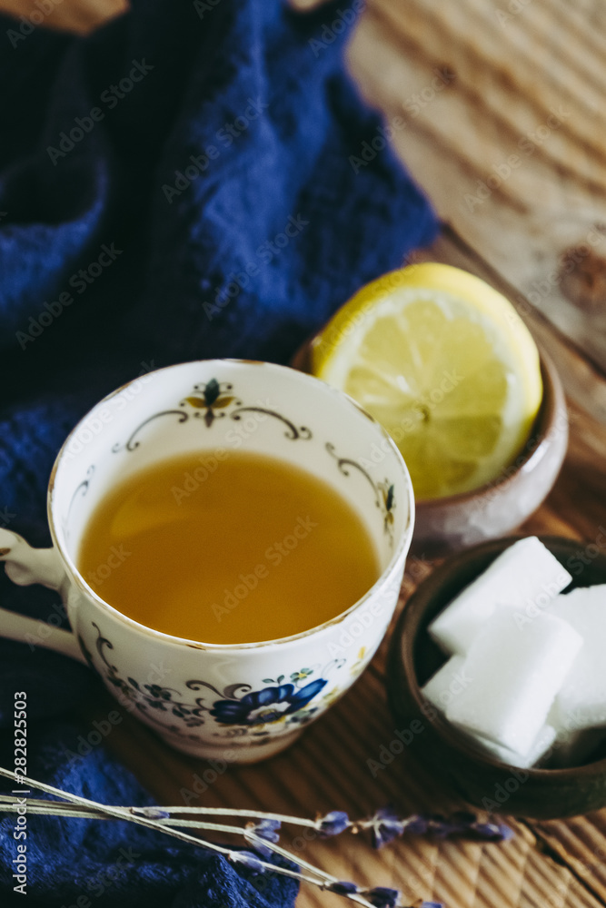 Thé au citron dans une tasse en porcelaine vintage Thé au citron dans une tasse en porcelaine vintage