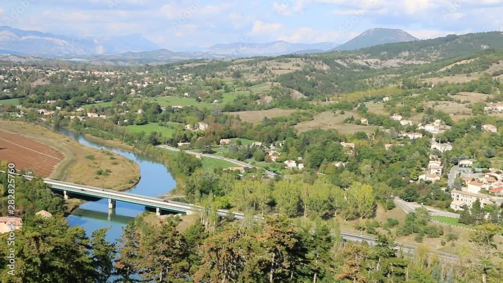 Le village de Sisteron  dans un site escapé, au bord de la Durance. France.