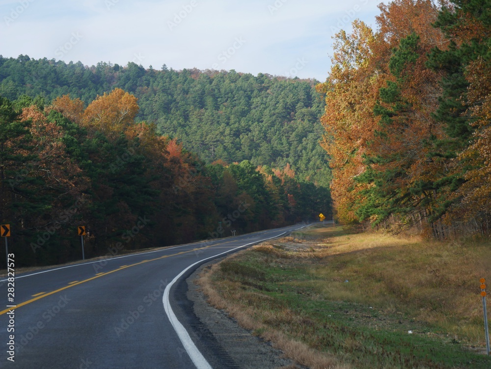 Fototapeta premium Beautiful scenery along the road on a day in autumn