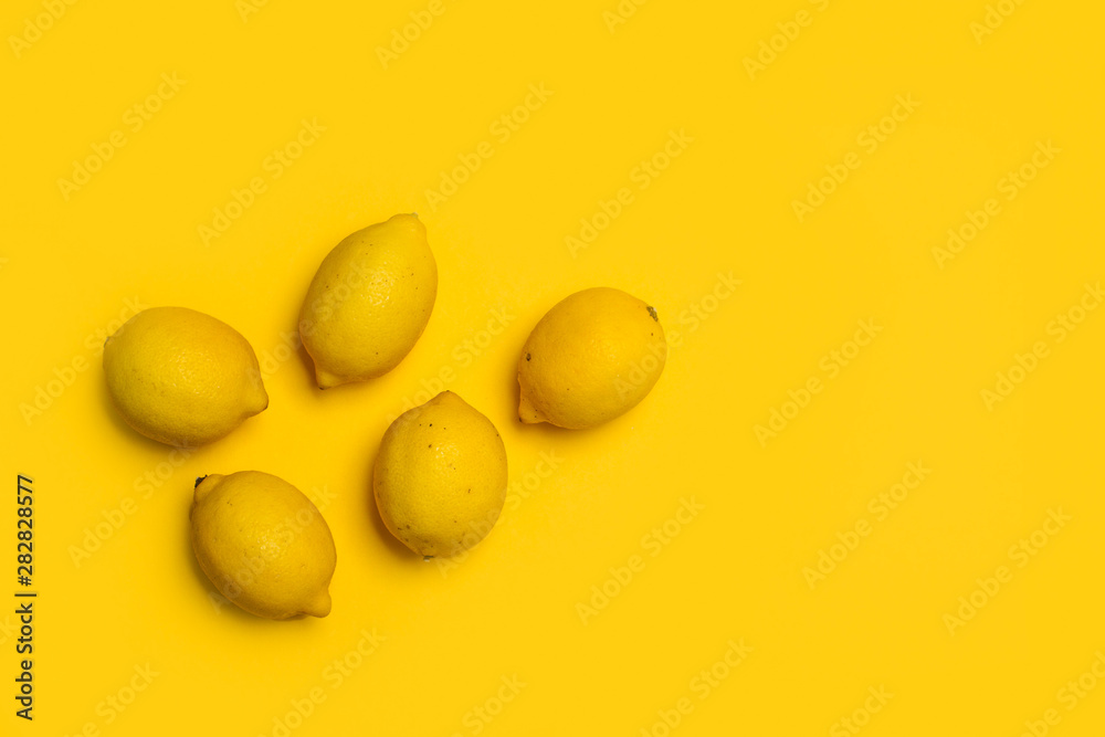 Limones sobre fondo amarillo brillante aislado. Vista superior. Copy space