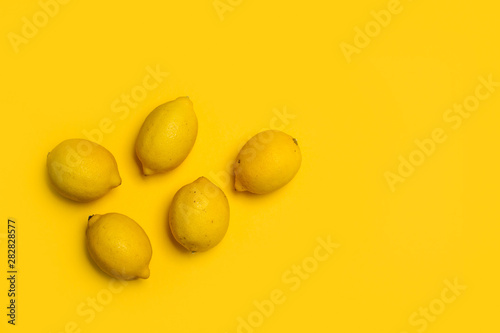 Limones sobre fondo amarillo brillante aislado. Vista superior. Copy space