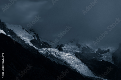 Nuit sur le Glacier des Bossons dans les alpes françaises