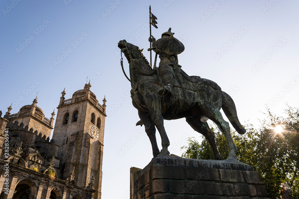 Fototapeta premium Warrior statue and Porto cathedral