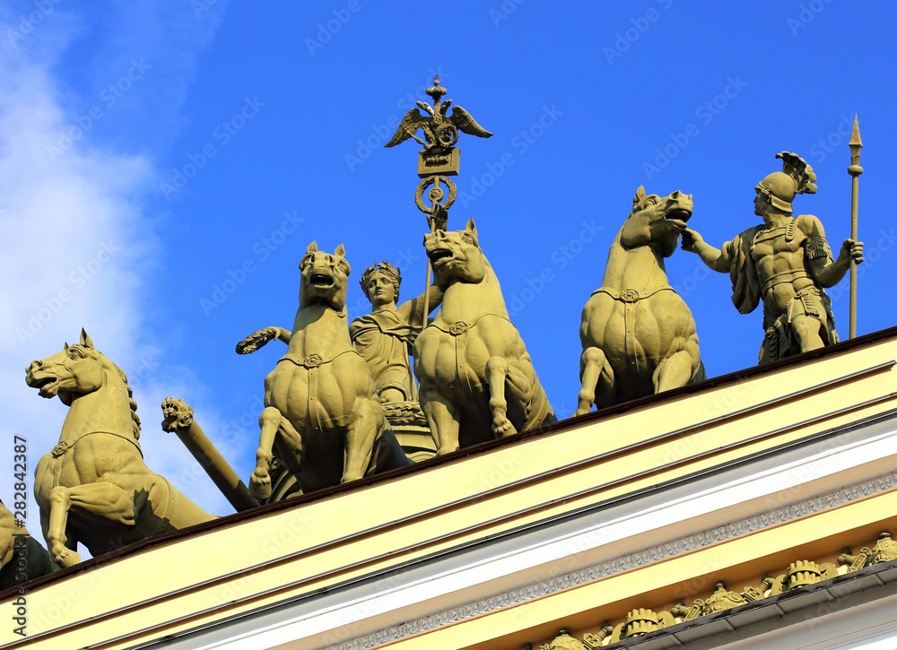 Obraz premium Classical style sculptural group on the top of the building