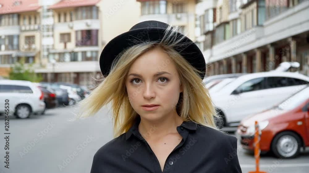 A blonde in yellow trousers and a black hat poses in the parking lot. Camera wiring from bottom to top A blonde in yellow trousers and a black hat poses in the parking lot. Camera wiring from bottom to top